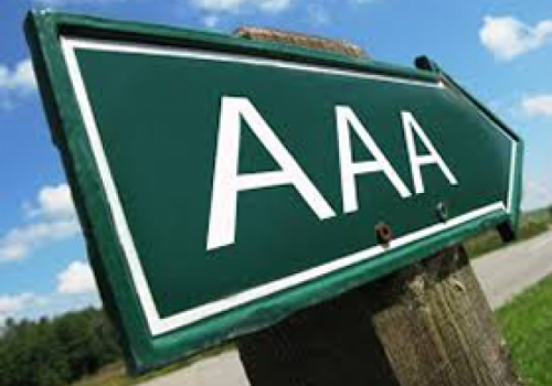 A imagem apresenta uma placa de sinalização com 3a apontando o caminho para acessibilidade